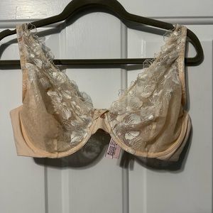 NWT Victoria’s Secret very sex unlined bra. 36DD. Champagne.